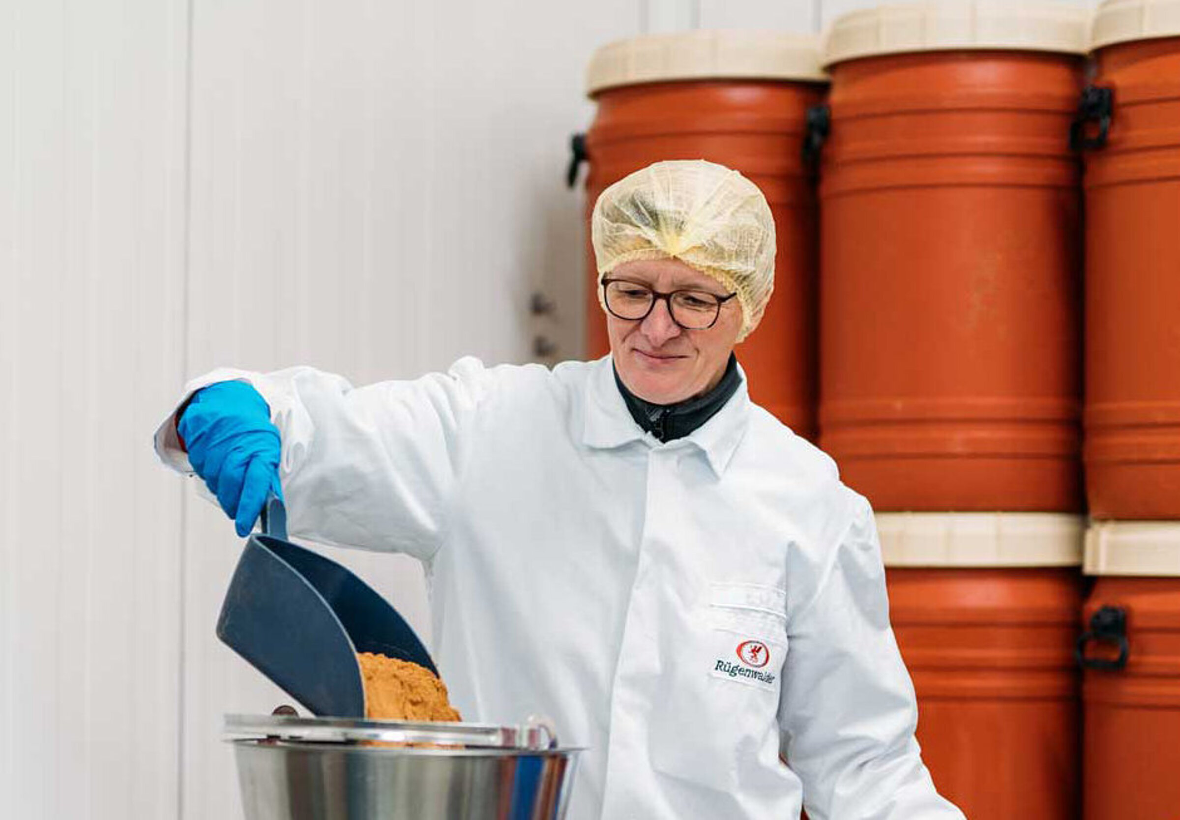 Eine Mitarbeiterin misst Gewürze ab.